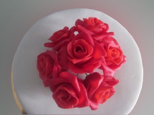 Торт с красными розами (ближе)